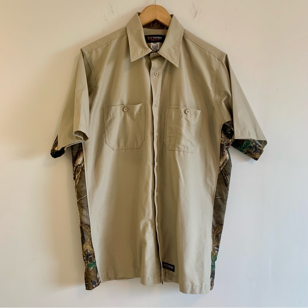 Wrangler x Realtree Workwear Short Sleeve Button Down Shirt Tan Brown Camo Panel